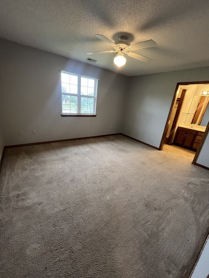 1007 Foxridge Dr #1 - Photo 7 of 11