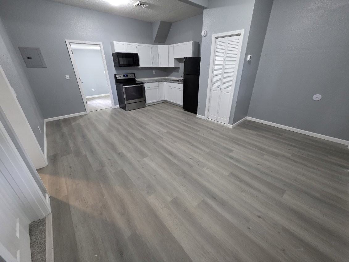 209 E Knox St #1 - Photo 3 of 8