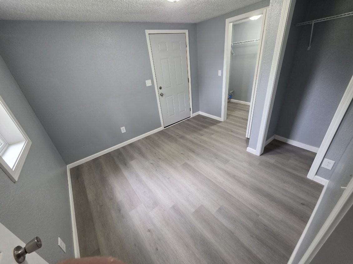 209 E Knox St #1 - Photo 4 of 8