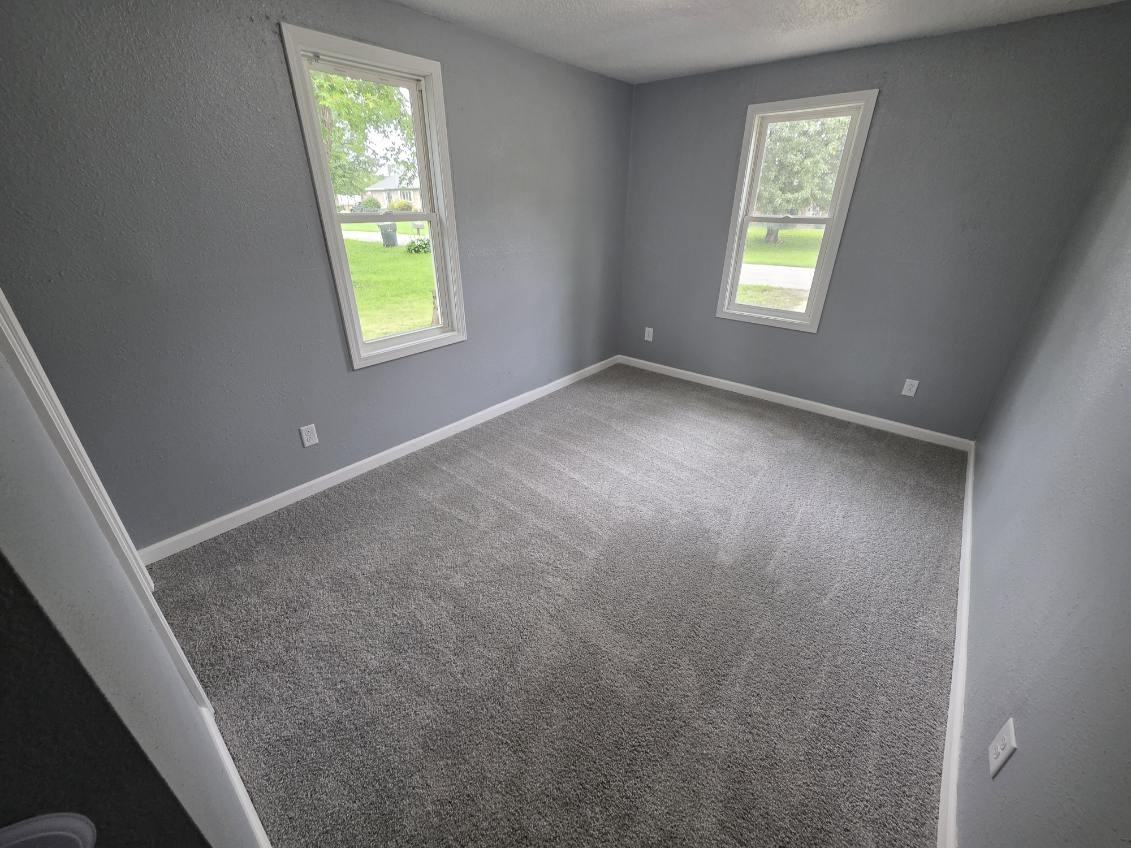 209 E Knox St #1 - Photo 6 of 8