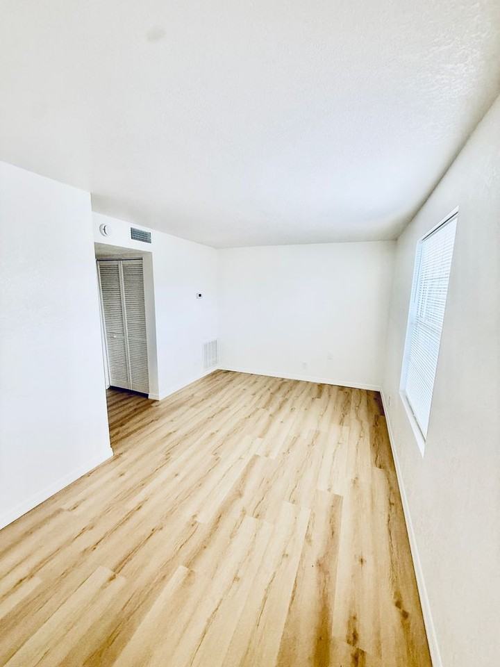 2278 W New Haven Ave - Photo 4 of 21