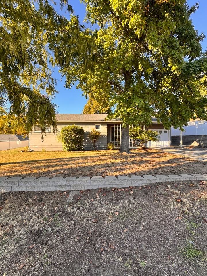 1642 Nw Almond Ave - Photo 2 of 21