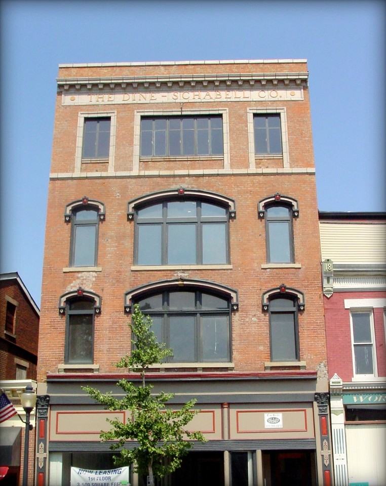 913 Monmouth St