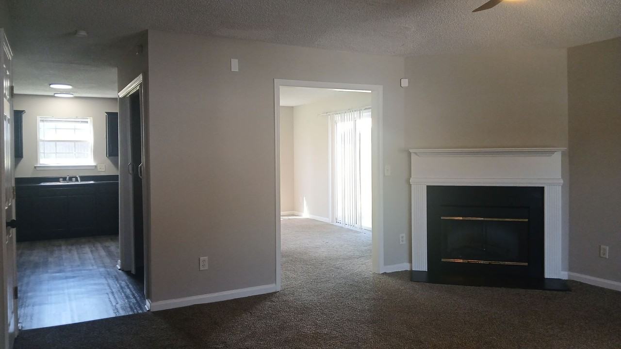 7900 Four Oaks Ct - Photo 4 of 27