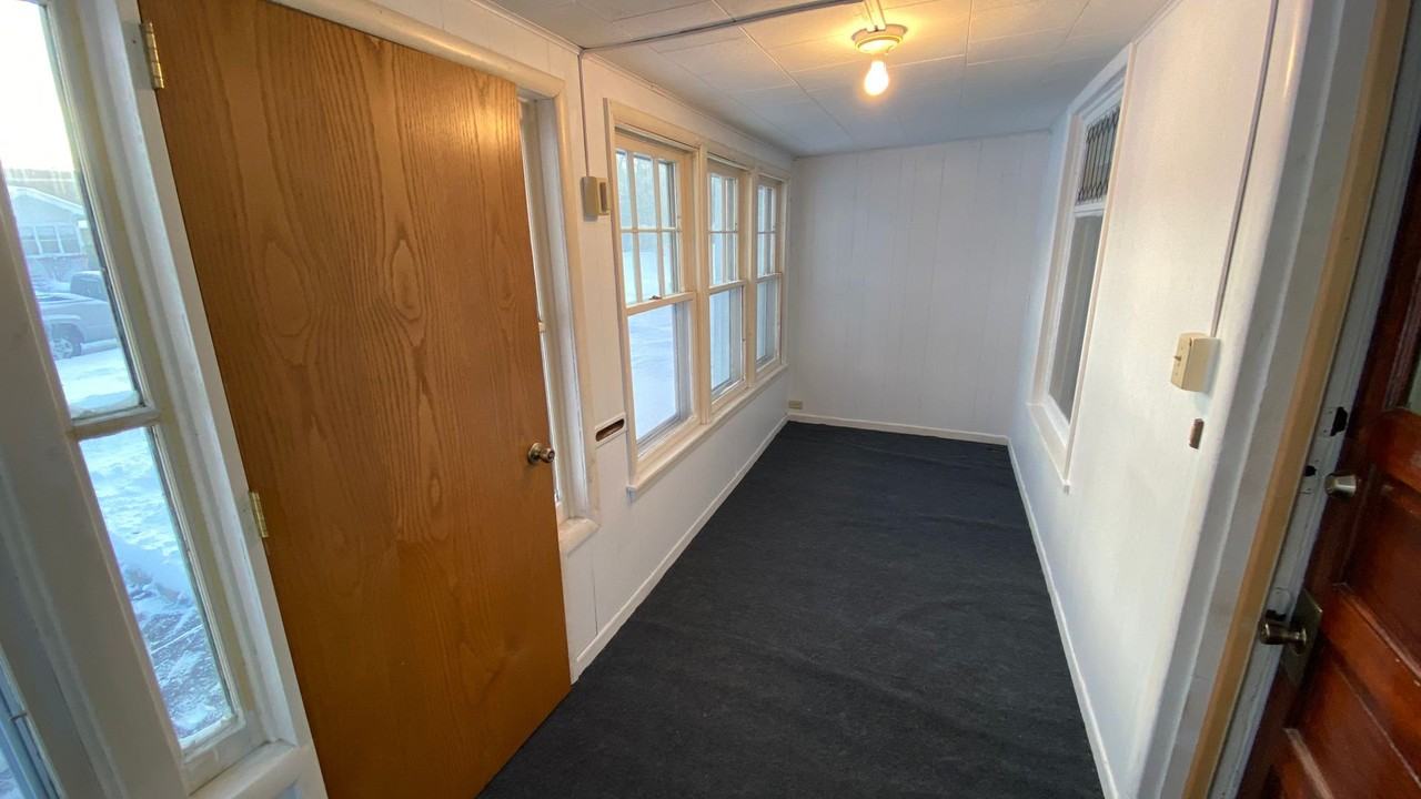 1204 Cottonwood St - Photo 3 of 17