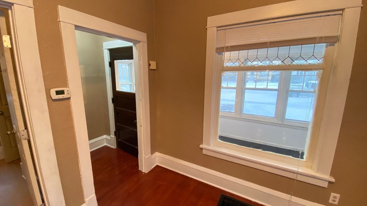 1204 Cottonwood St - Photo 4 of 17