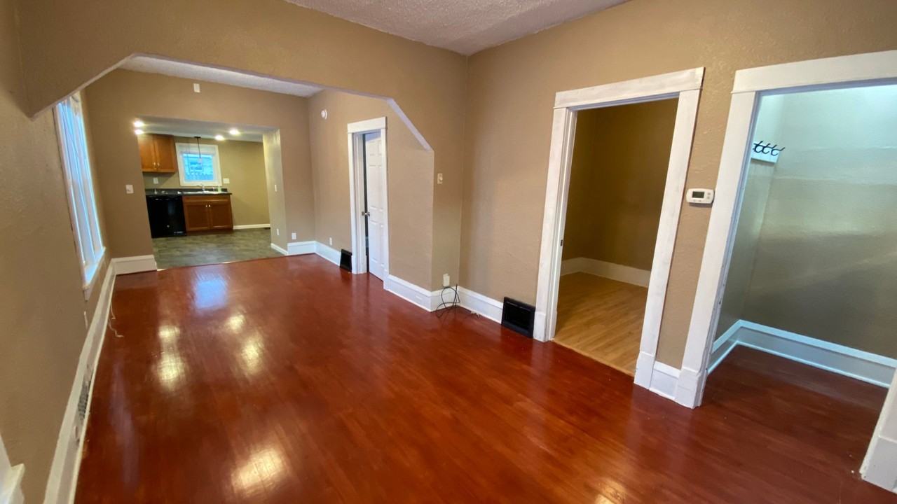 1204 Cottonwood St - Photo 7 of 17