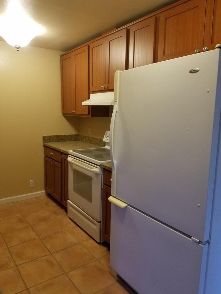 335 Ne 162nd St - Photo 5 of 11