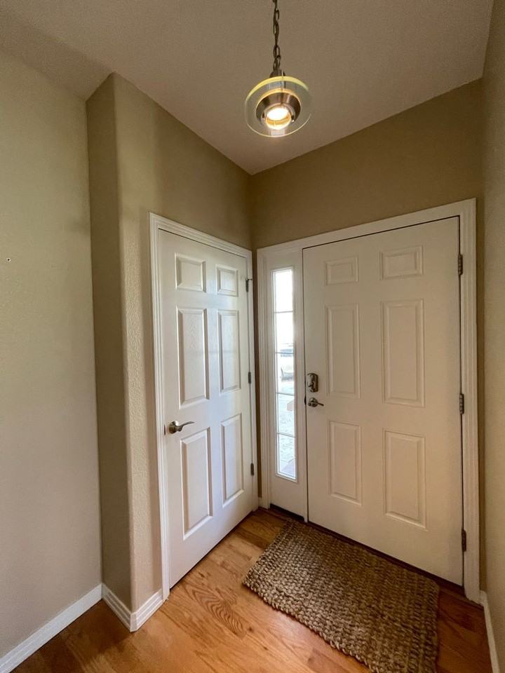 201 Rockview Dr - Photo 4 of 29