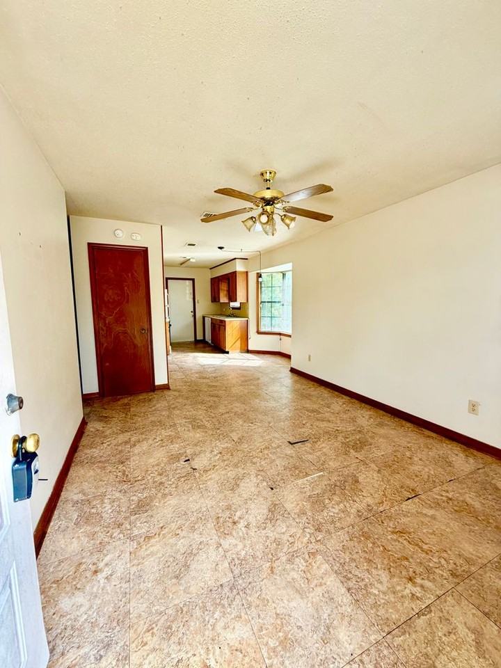 916 Fisher Ln - Photo 3 of 7