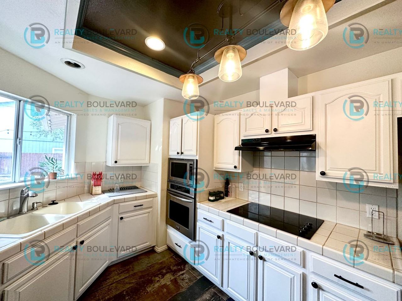930 Del Sol St - Photo 3 of 27
