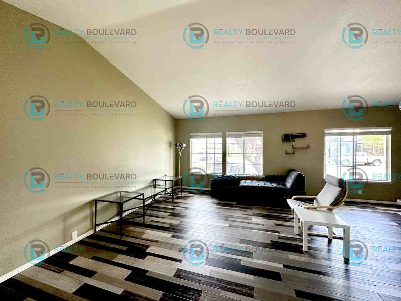 930 Del Sol St - Photo 4 of 27