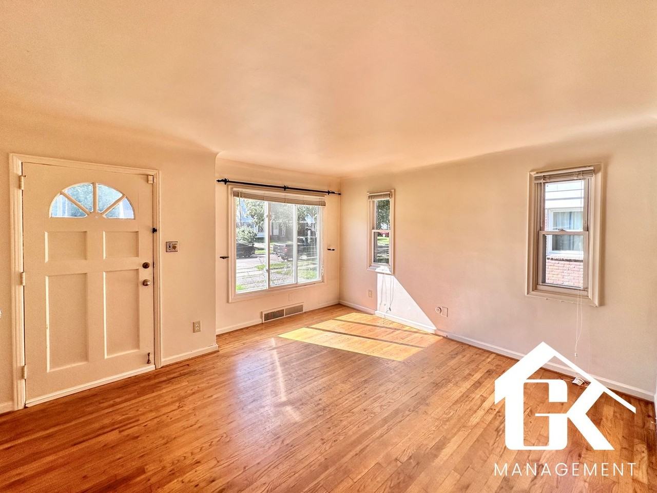 23120 Oneida St - Photo 3 of 22