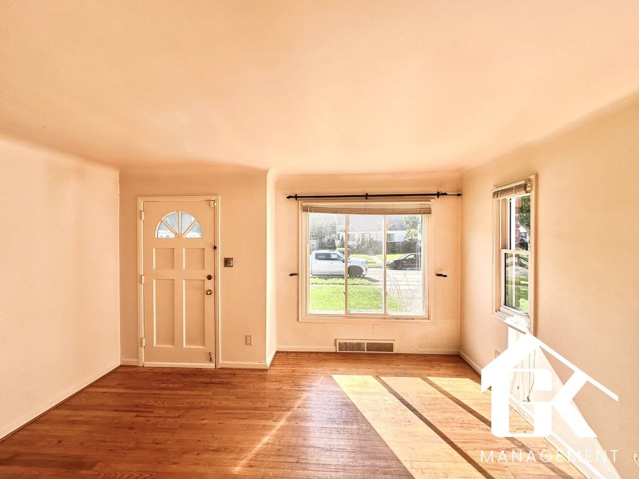 23120 Oneida St - Photo 4 of 22