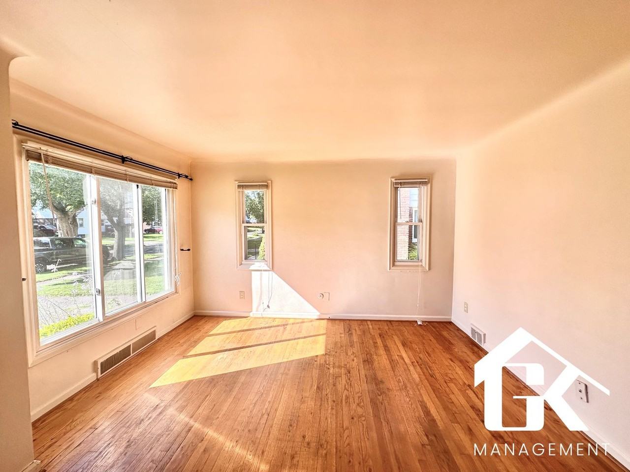 23120 Oneida St - Photo 5 of 22