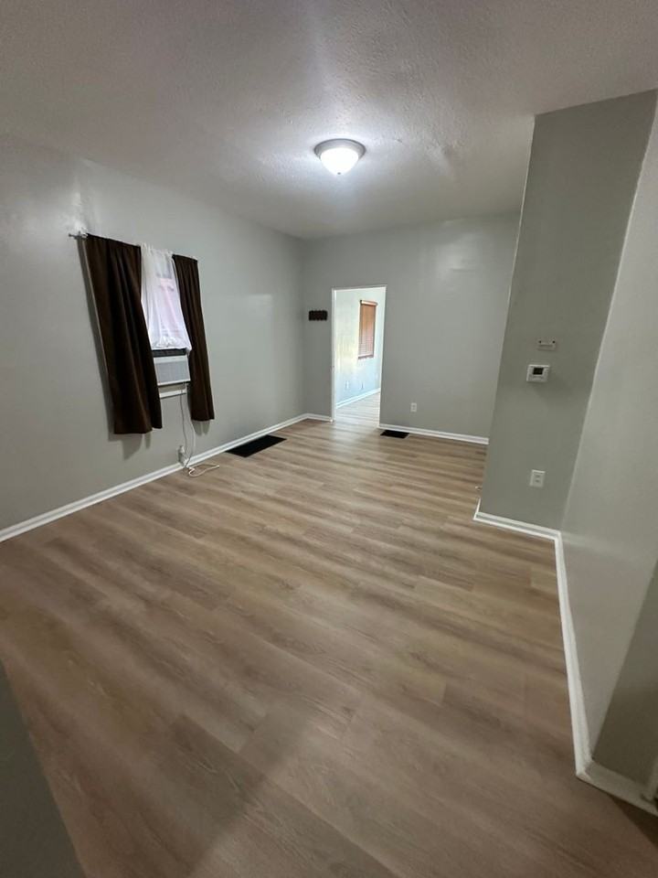 526 Vine St - Photo 3 of 12
