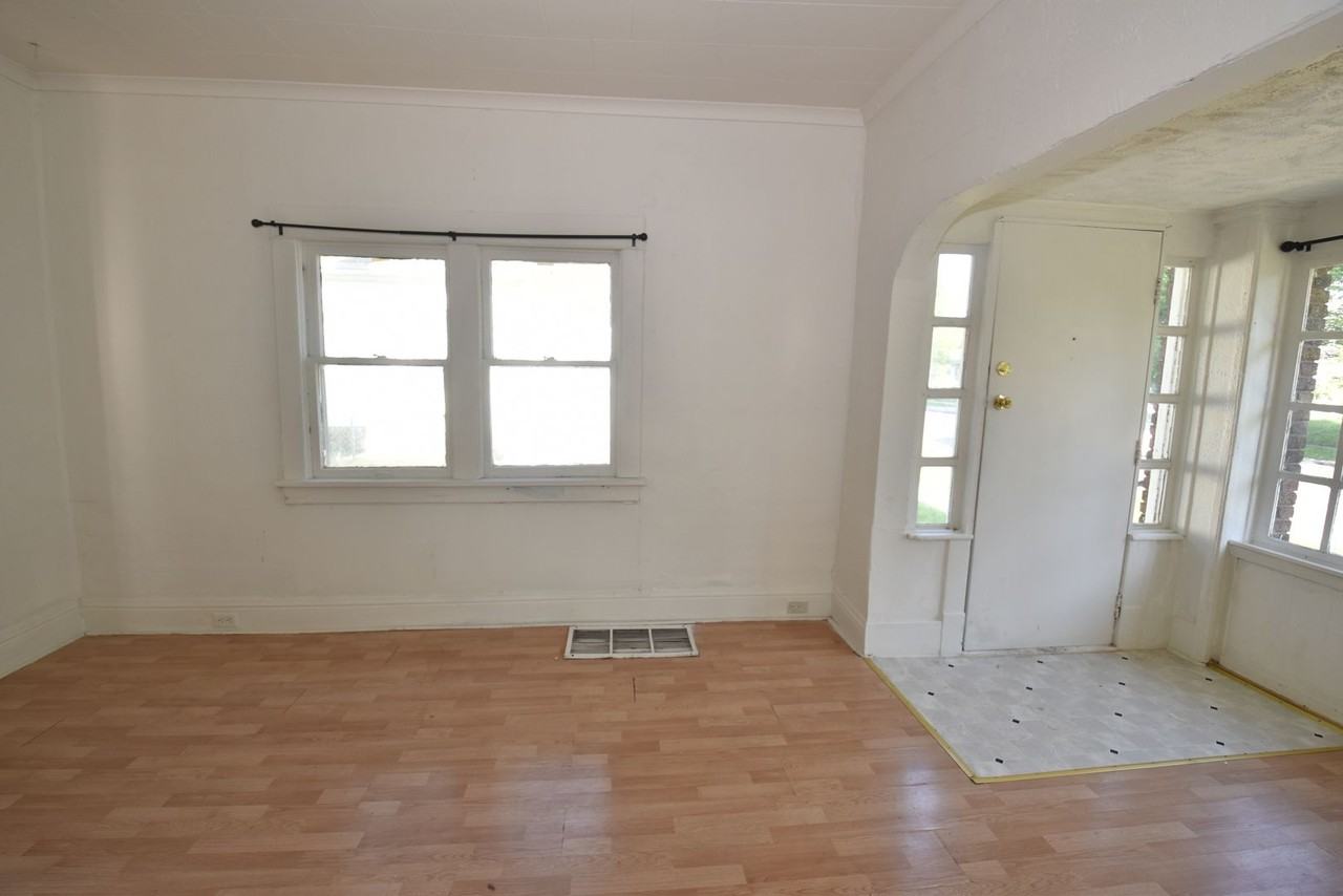 1140 Sorin St - Photo 2 of 32