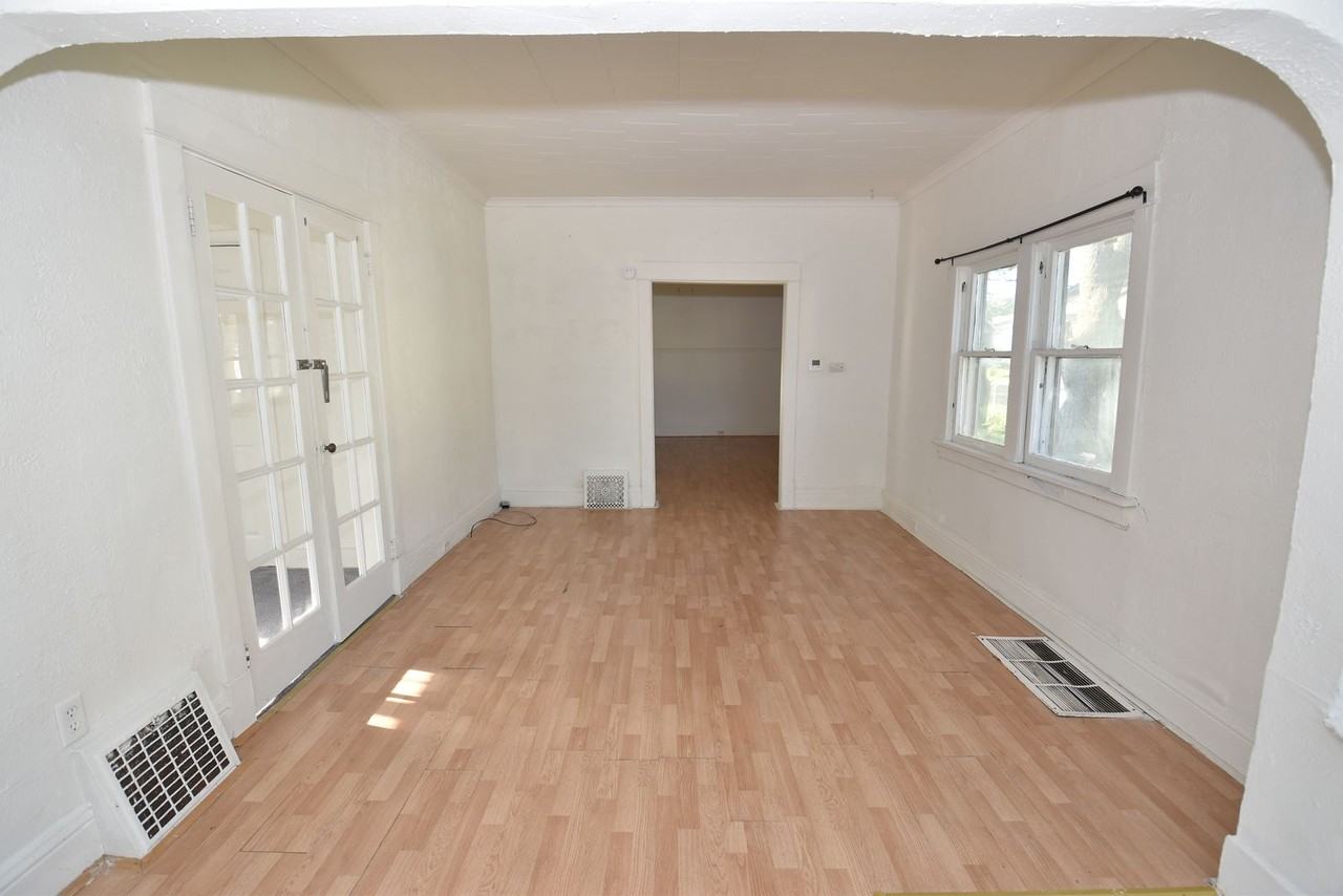 1140 Sorin St - Photo 3 of 32