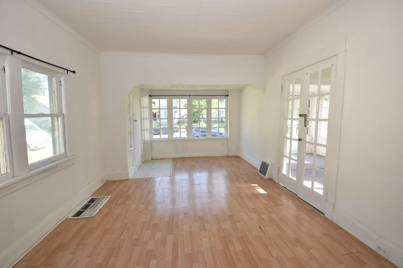 1140 Sorin St - Photo 4 of 32
