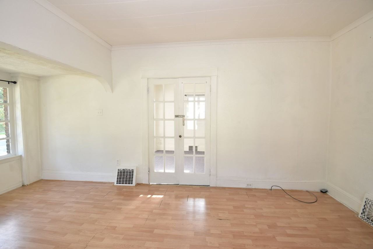 1140 Sorin St - Photo 5 of 32