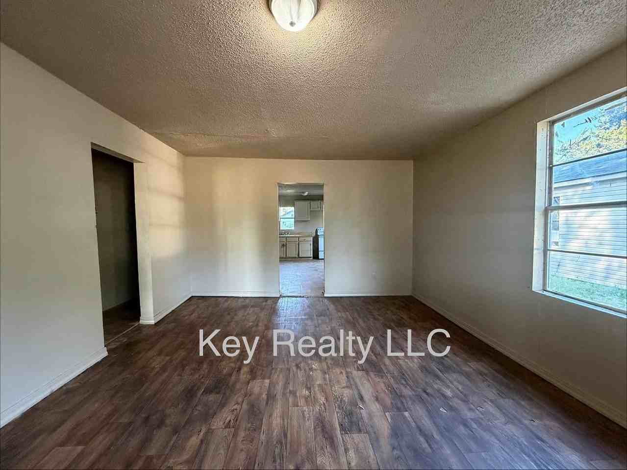 917 Stracener St - Photo 2 of 5