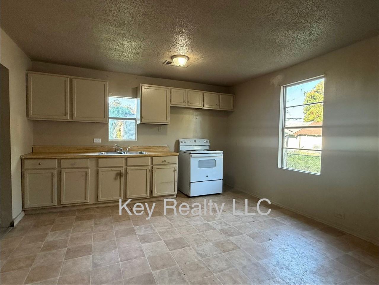 917 Stracener St - Photo 3 of 5