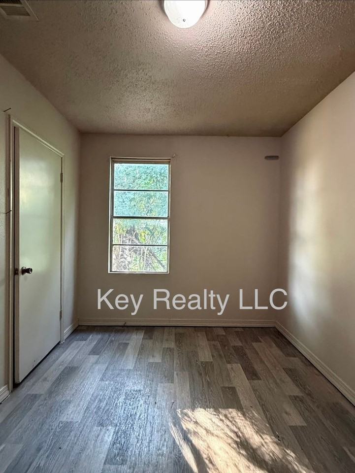 917 Stracener St - Photo 4 of 5