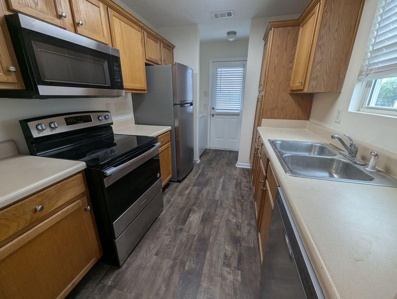 385 Bridgewater Cir - Photo 3 of 11