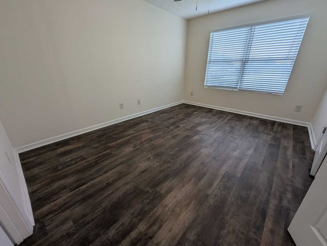 385 Bridgewater Cir - Photo 5 of 11