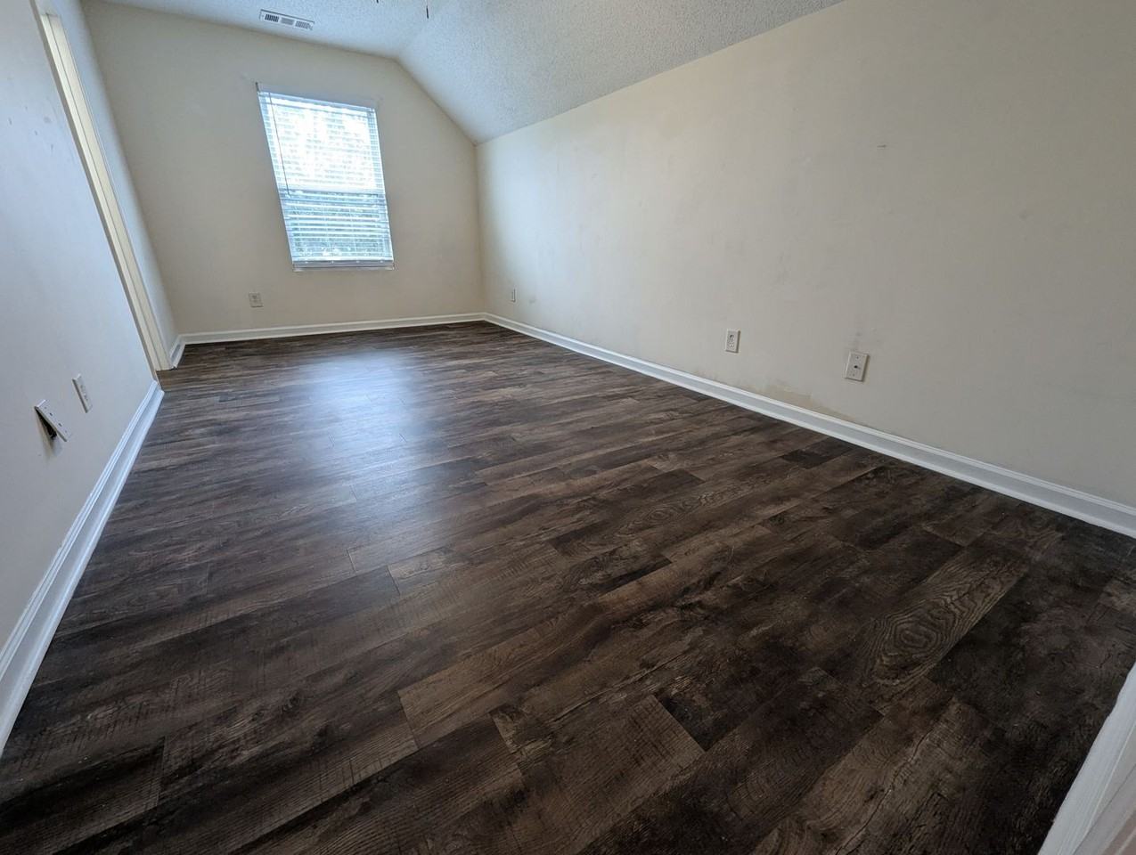 385 Bridgewater Cir - Photo 7 of 11
