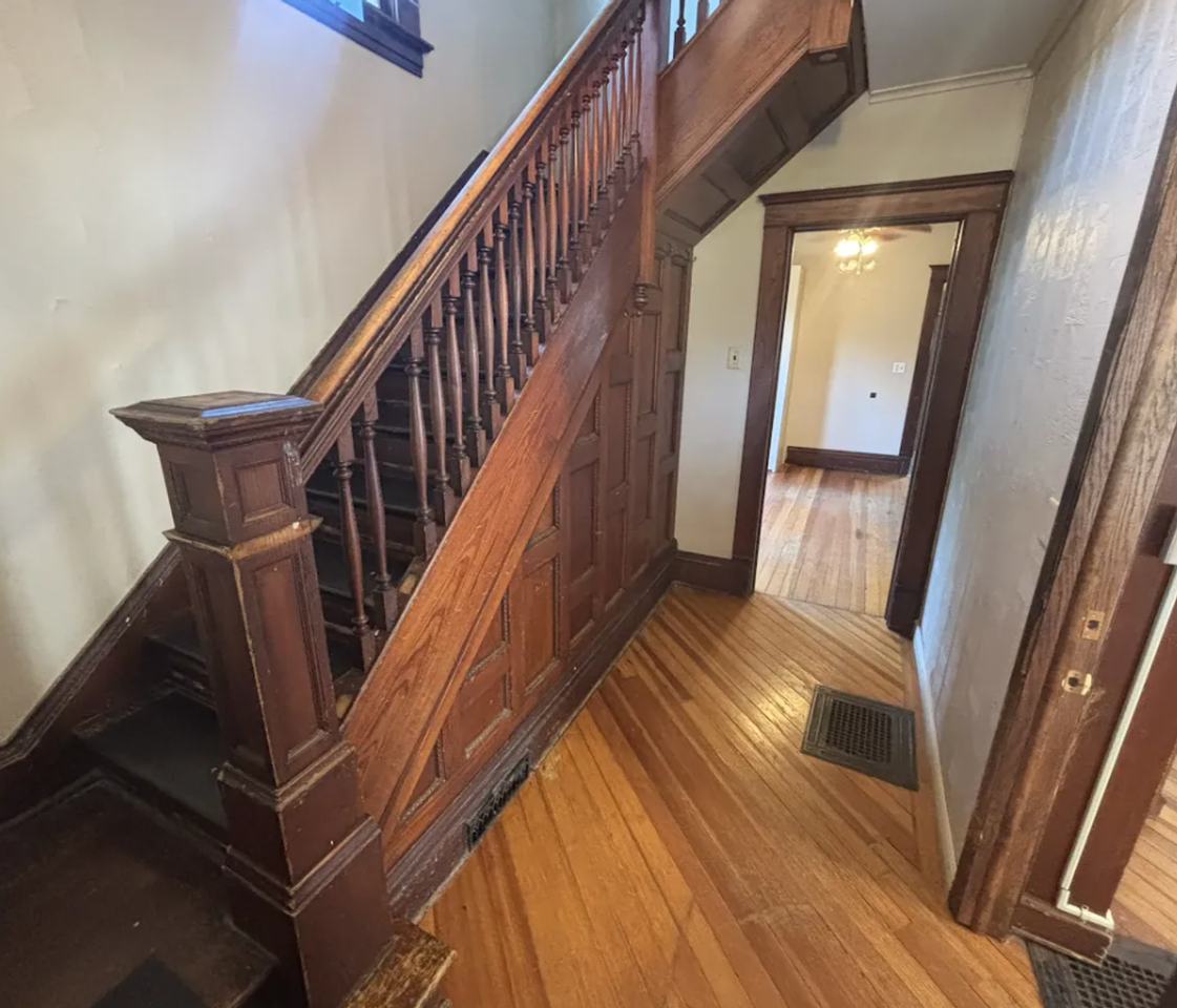 518 S Lucas St - Photo 2 of 18