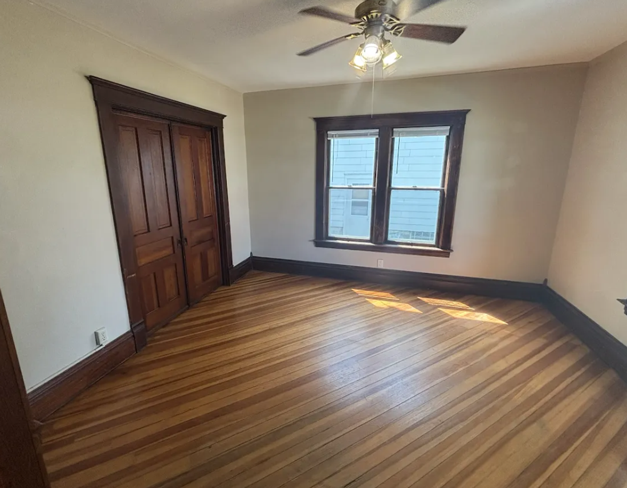 518 S Lucas St - Photo 5 of 18