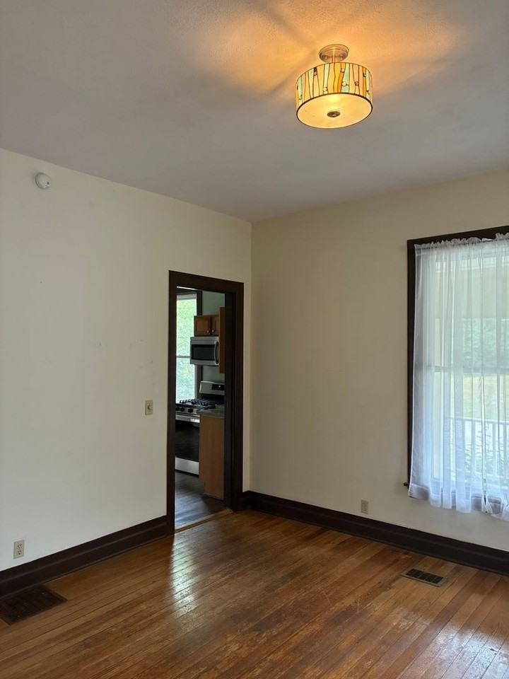 719 W 11th St - Photo 4 of 22