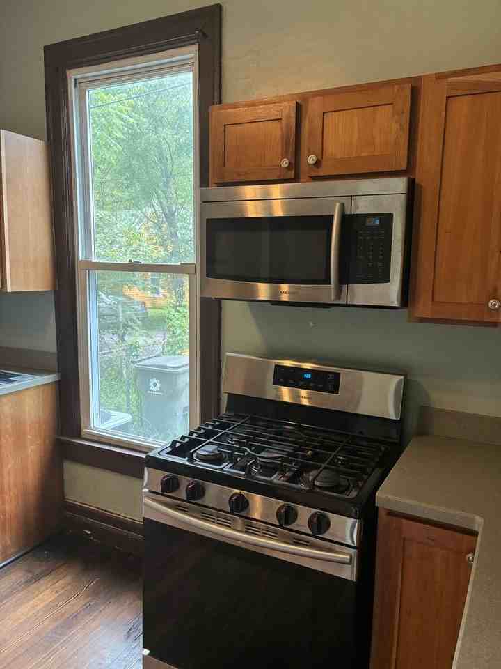 719 W 11th St - Photo 7 of 22
