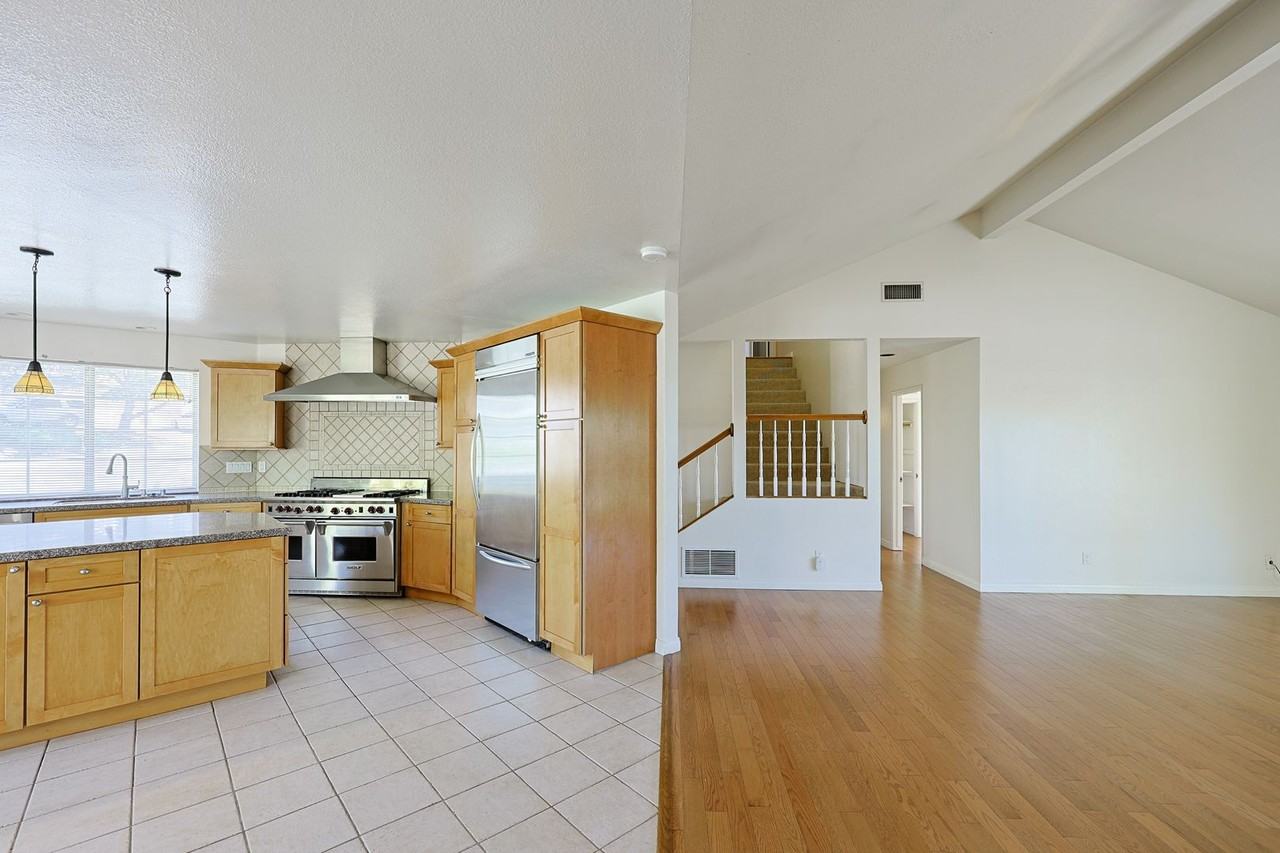 1249 Girard Ct - Photo 7 of 32