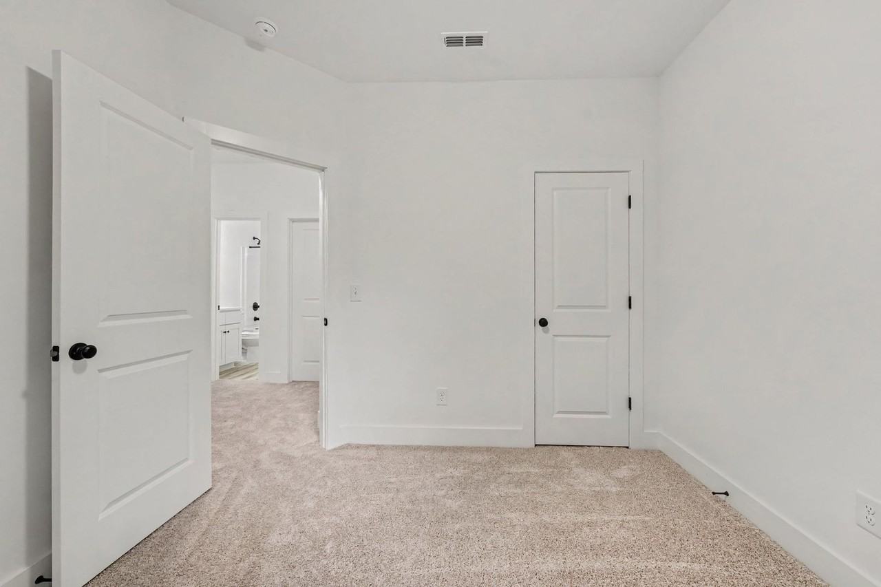 1327 4th St - Photo 5 of 8