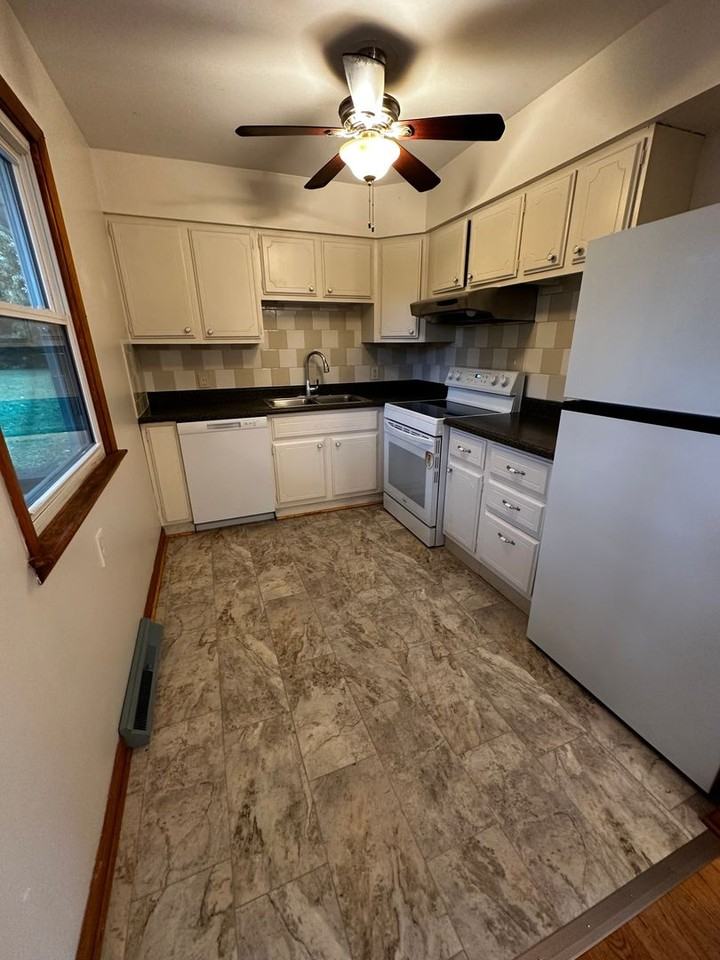 104 Leonard Ave - Photo 5 of 19