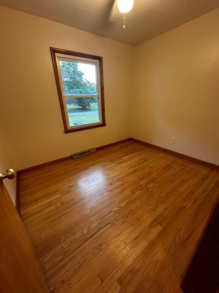 104 Leonard Ave - Photo 7 of 19