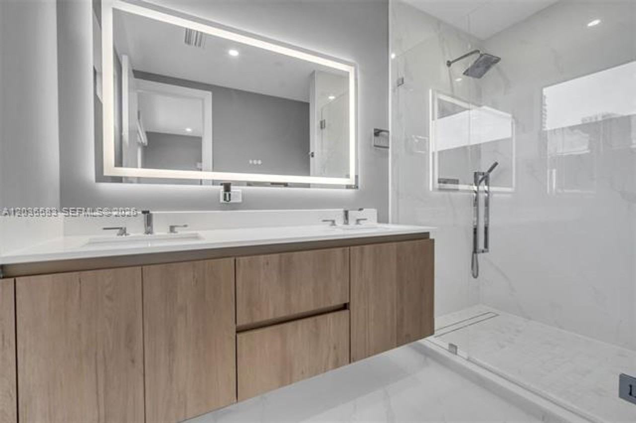 820 820 NE 2nd St th 1 - Photo 3 of 10