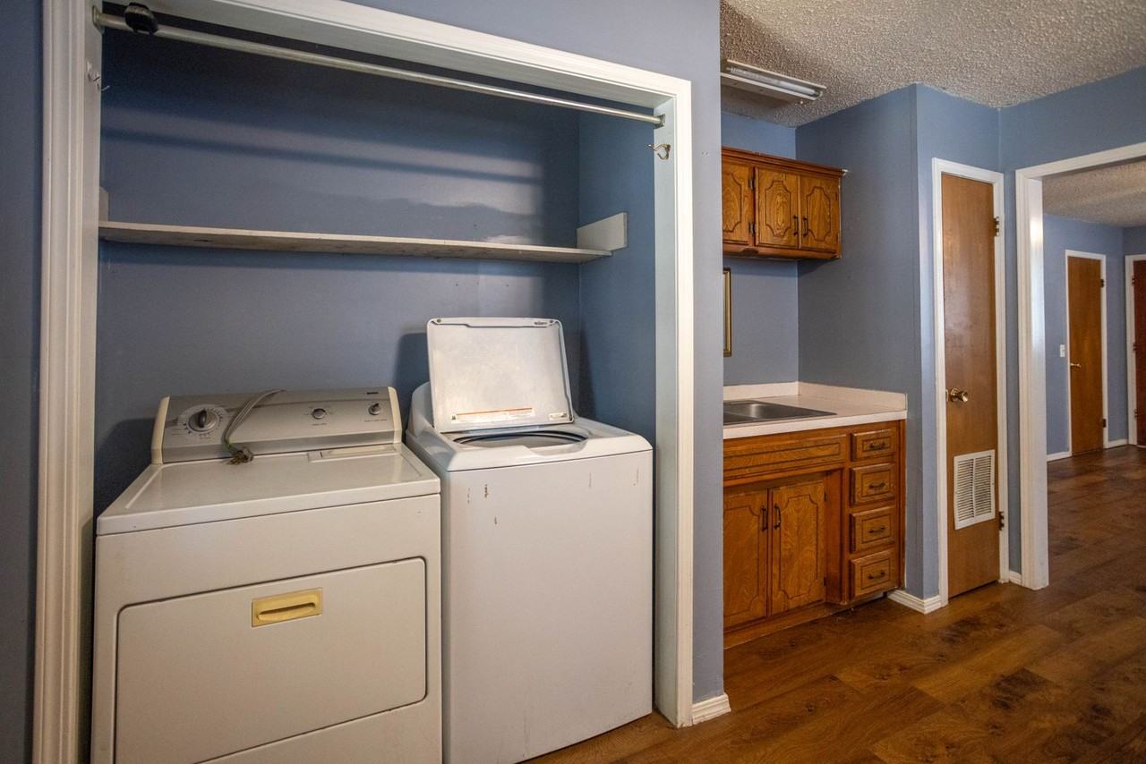 415 W Franklin Ave - Photo 4 of 11