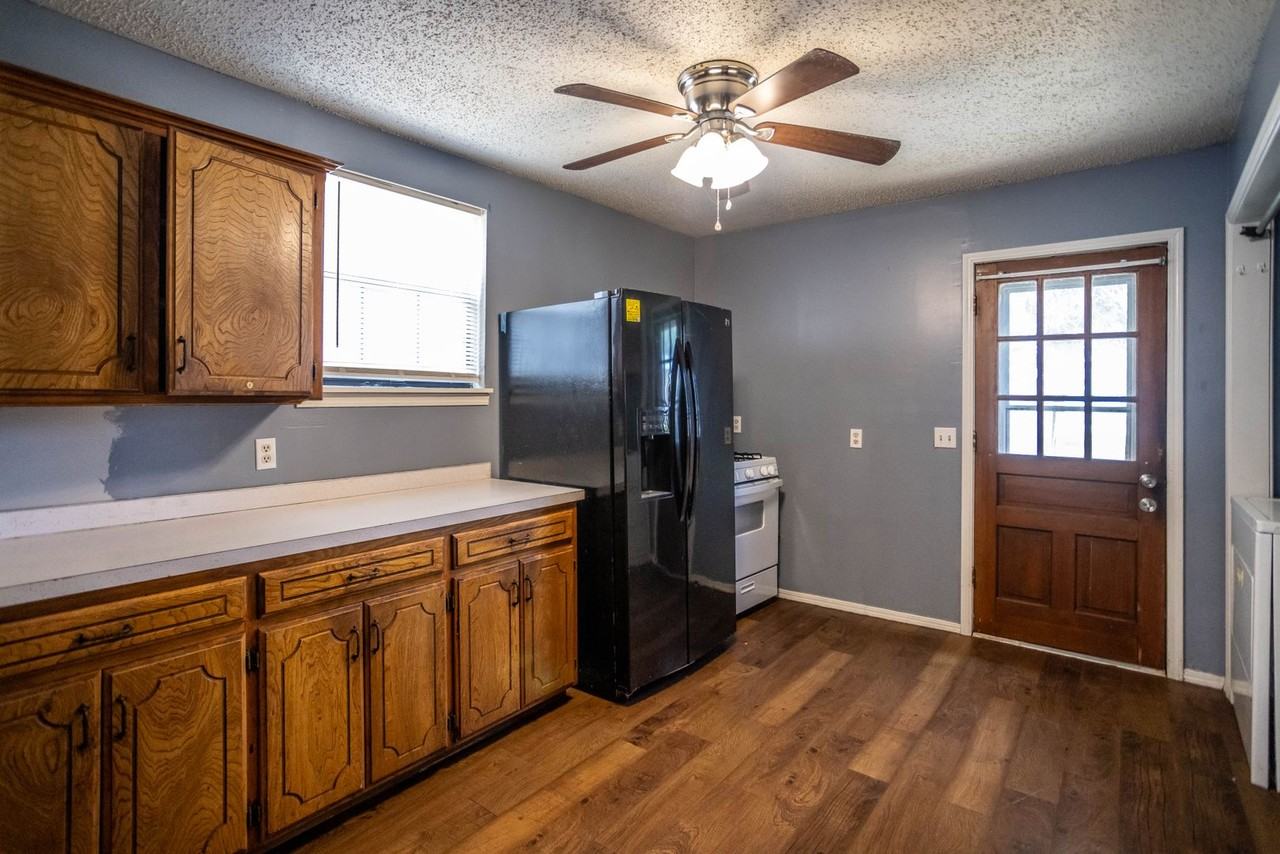 415 W Franklin Ave - Photo 6 of 11