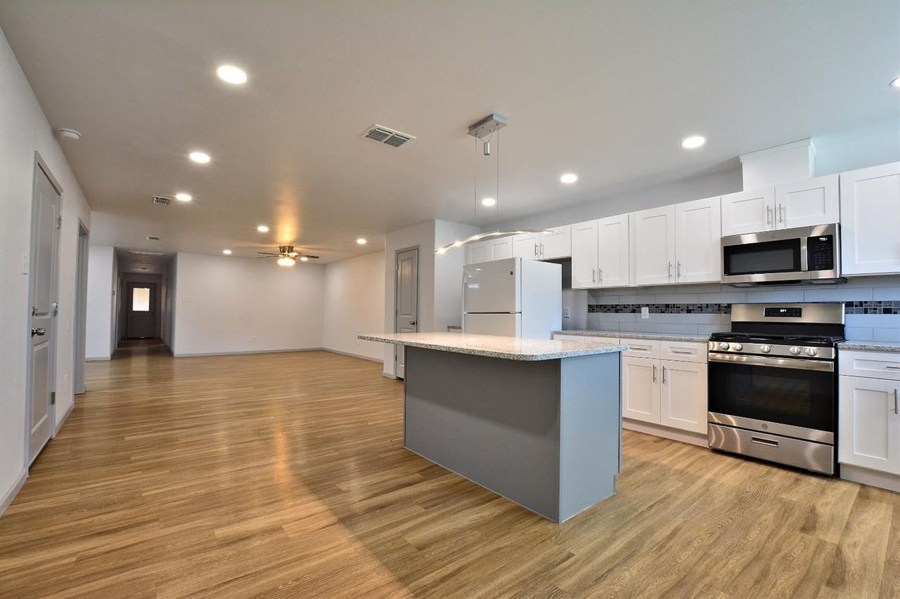 1209 N Essex Ave #1 - Photo 4 of 19