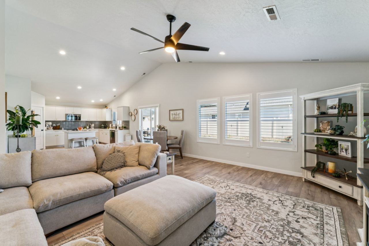 17602 N Beckwourth Ave #1 - Photo 4 of 44