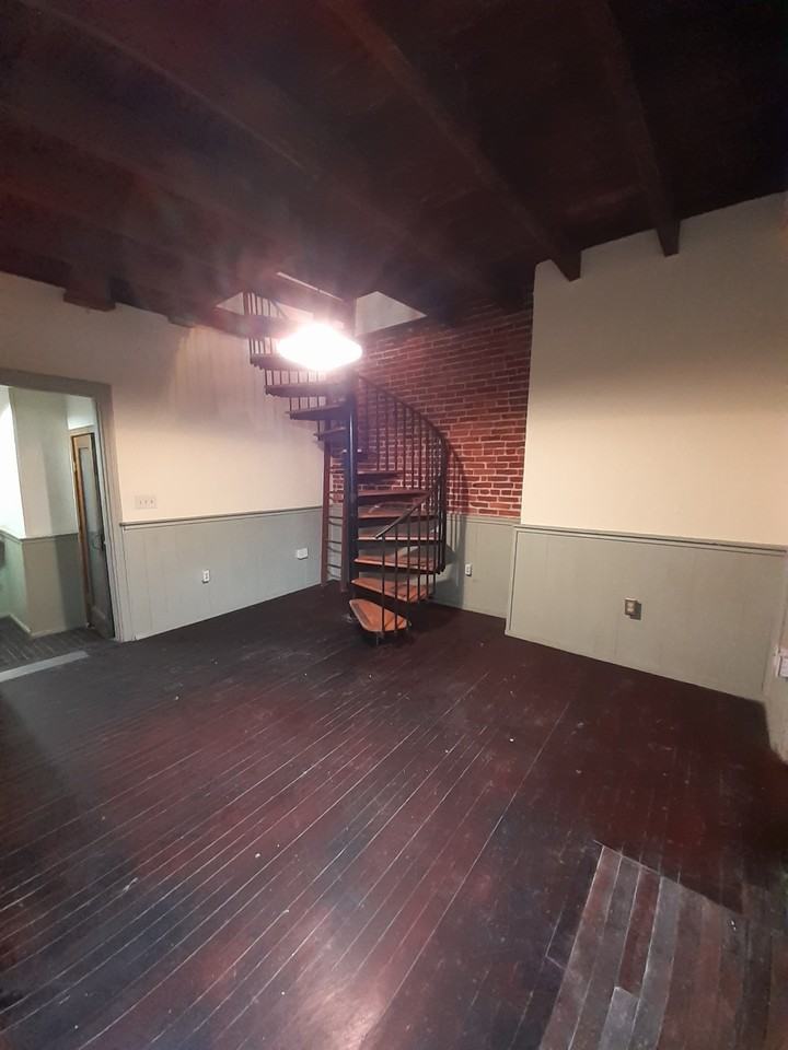 212 Locust St - Photo 4 of 12