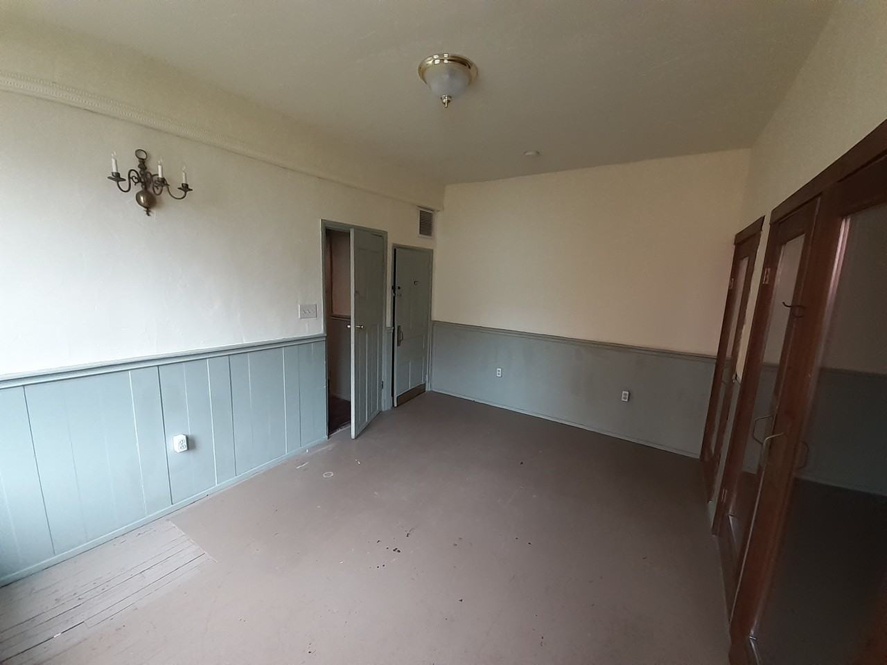 212 Locust St - Photo 5 of 12