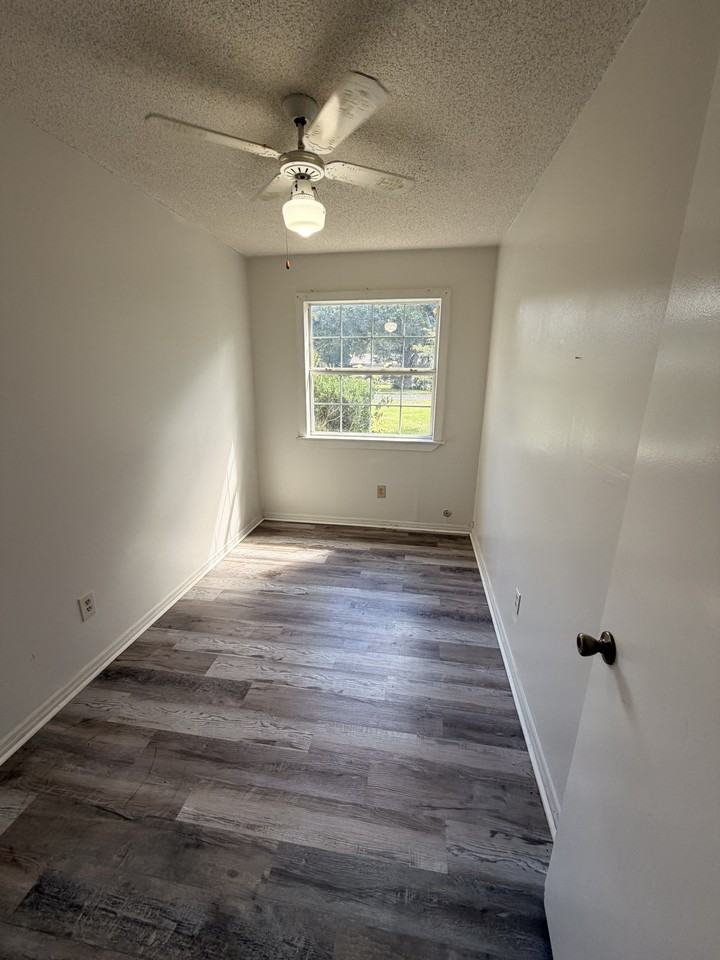5653 Brooks Ln - Photo 3 of 8