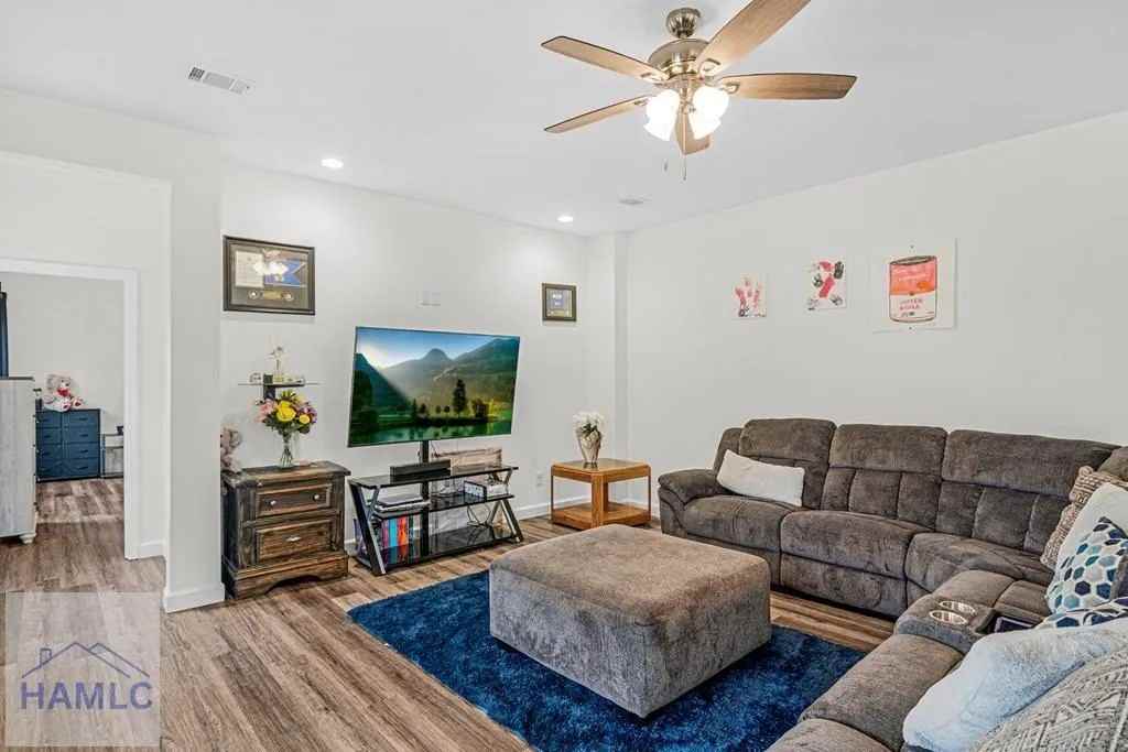 304 Peewee Dr #1 - Photo 3 of 26