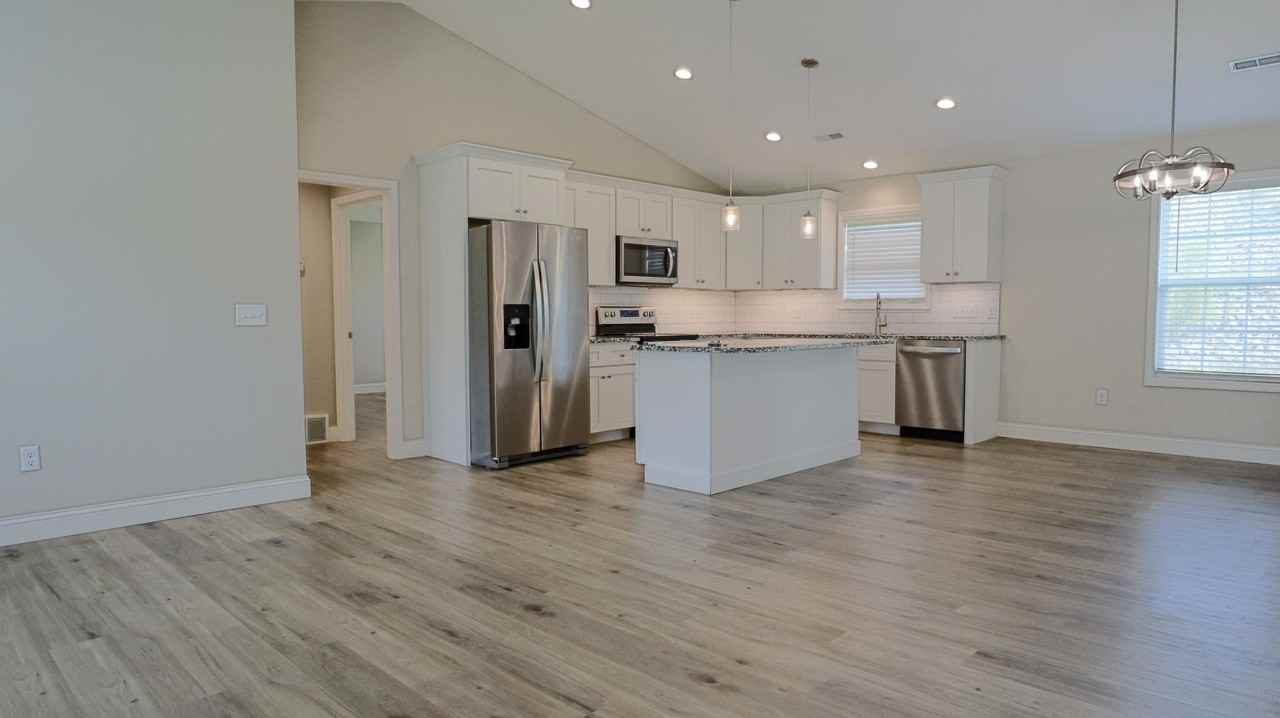 233 Oak Grove Cir - Photo 3 of 13
