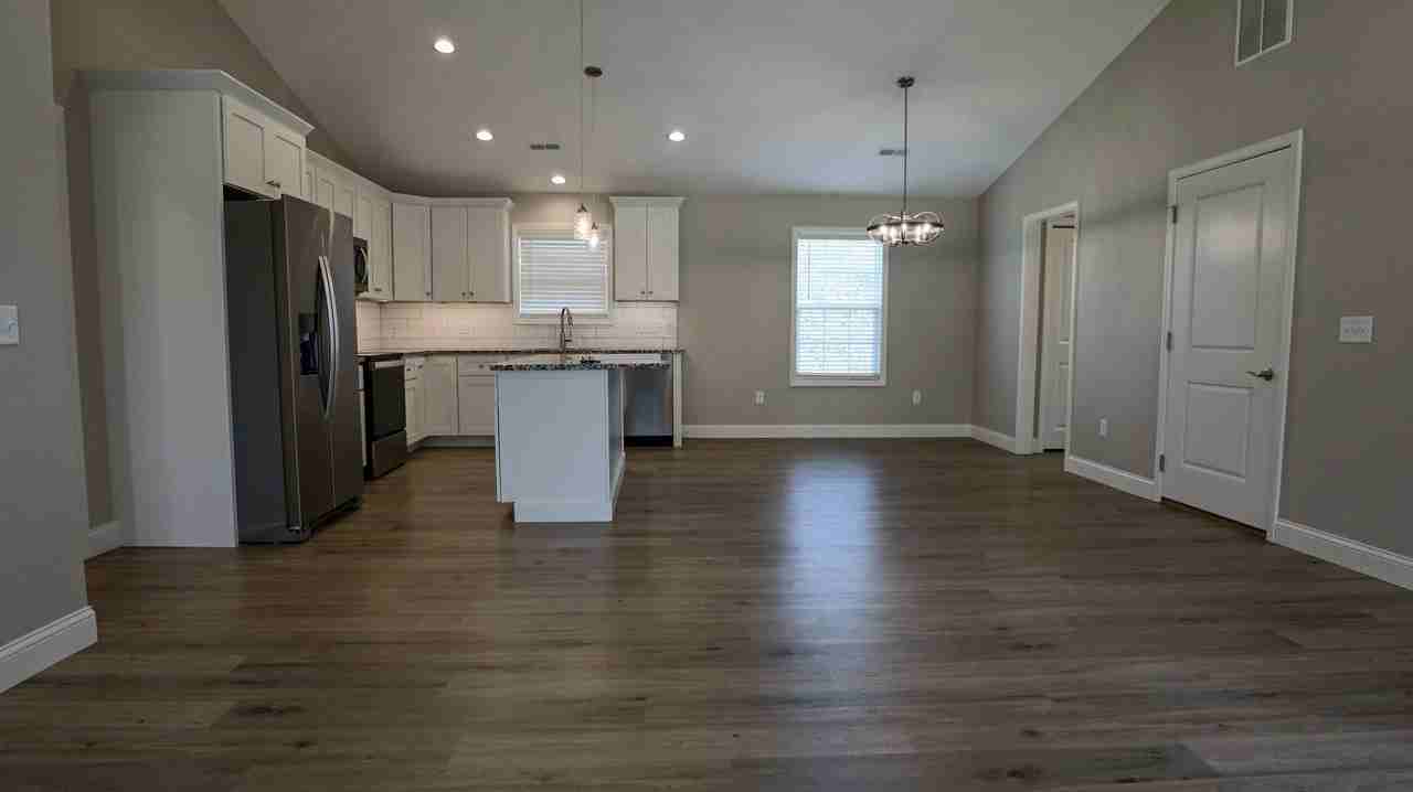 233 Oak Grove Cir - Photo 4 of 13