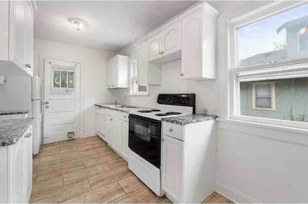 5841 Harrison St - Photo 7 of 12